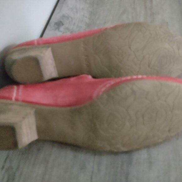 Fidji red leather low heel mary jane pumps -  EUC - size 38.5 - size 8.5 - Picture 8 of 8
